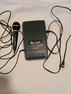 Radio Shack Casset Recorder CTR-102 With Wall Plug And Microphone Portable Audio